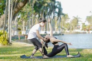 Coi chừng chấn thương do tạo các tư thế yoga quá sức