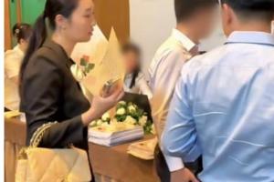 Em gái Cường Đô La hiếm hoi xuất hiện tại đại hội cổ đông của công ty, nhanh chóng chiếm spotlight vì ngoại hình