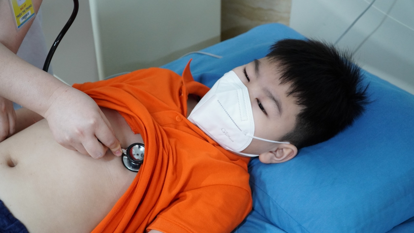 Bé trai sốc phản vệ sau khi ngậm viên thuốc chữa ho