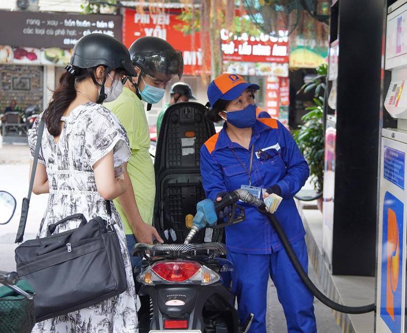 Đồng loạt giảm giá xăng dầu
