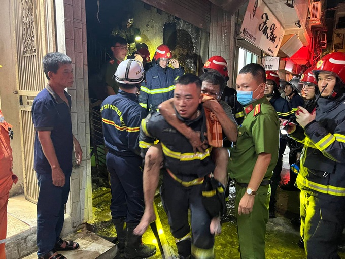 Cảnh sát cõng 4 người thoát khỏi căn nhà cháy ở Hoàn Kiếm
