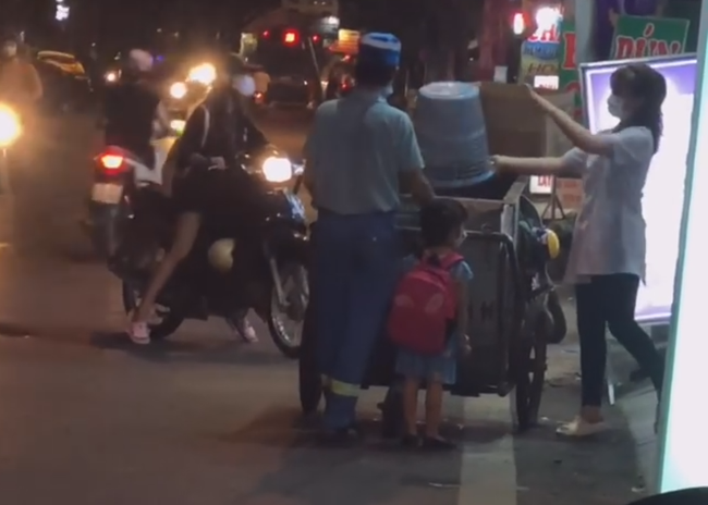 Xúc động hình ảnh bé gái theo bố đi dọn rác trong đêm