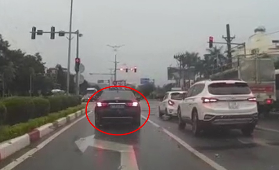 Phẫn nộ ô tô biển xanh chạy ẩu, cố tình vi phạm luật giao thông