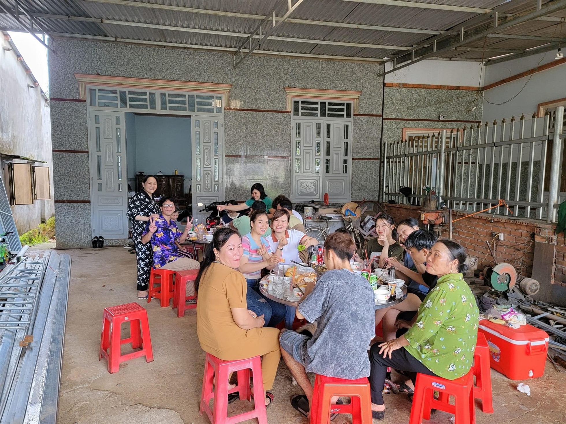 Cậu bé gốc Việt hội ngộ xúc động bên gia đình sau 18 năm thất lạc