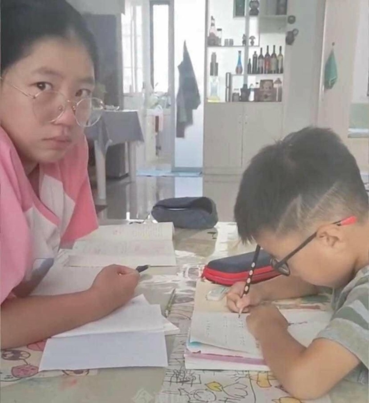 Chê mẹ hung dữ khi kèm em trai học, cô bé bật khóc sau khi thế vị trí của mẹ