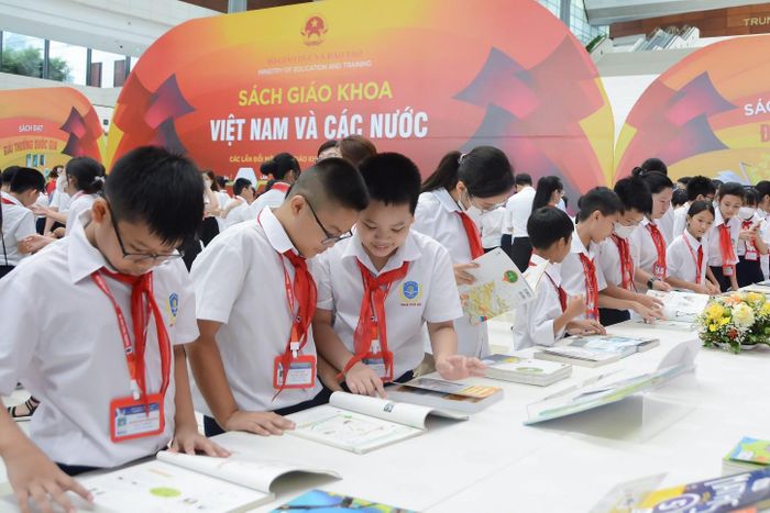 Nguyên Giám đốc NXB Giáo dục: 'Giá SGK không ảnh hưởng nhiều đến thu nhập các gia đình'