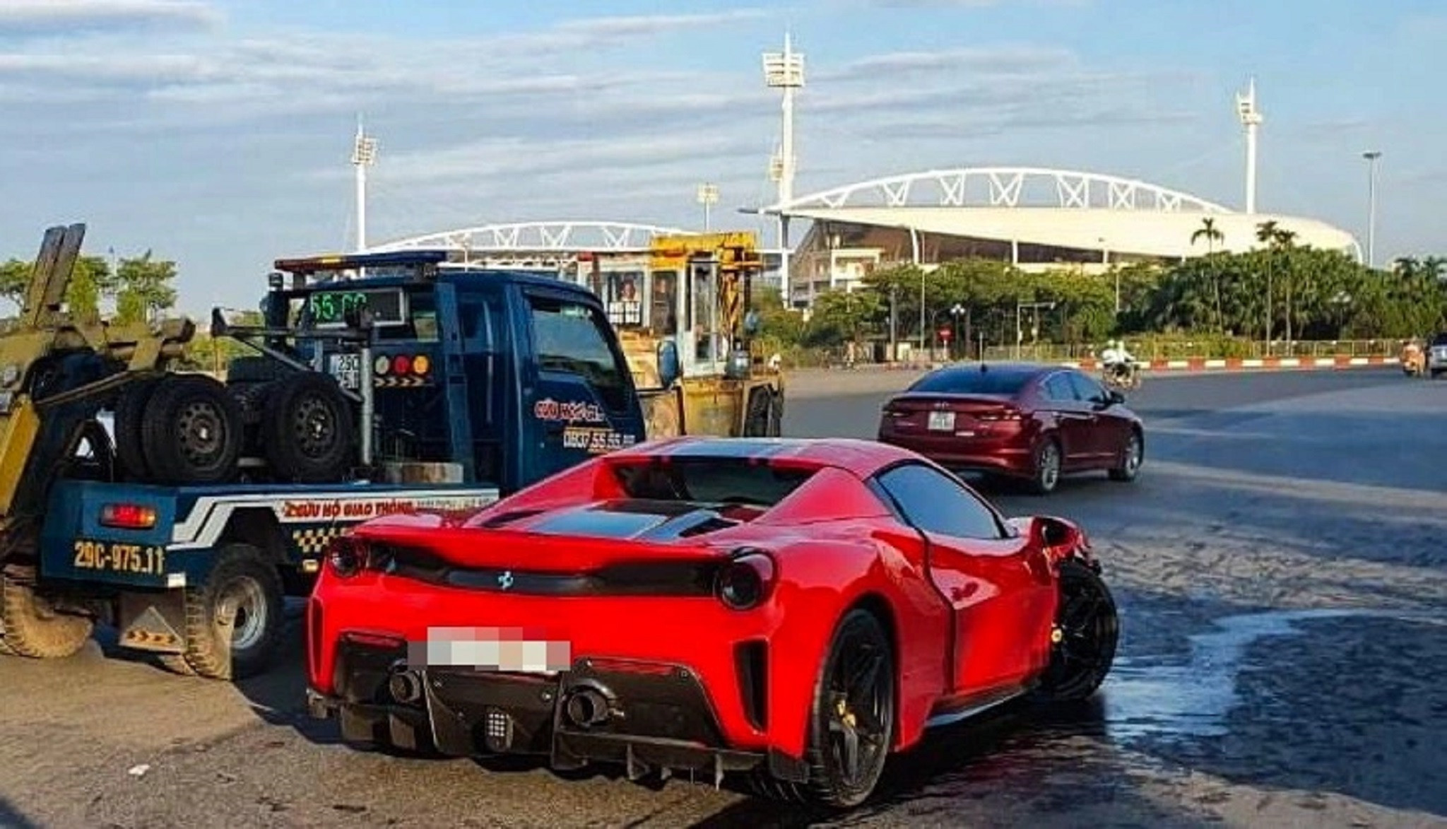 Tai nạn giao thông giữa siêu xe Ferrari với xe máy ở Hà Nội, một người tử vong