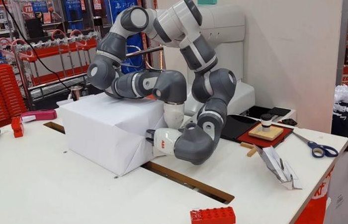 Robot gói quà khéo léo như người