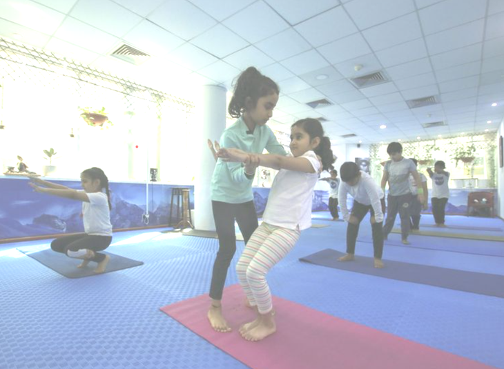 Cô bé 7 tuổi là huấn luyện viên yoga trẻ nhất thế giới