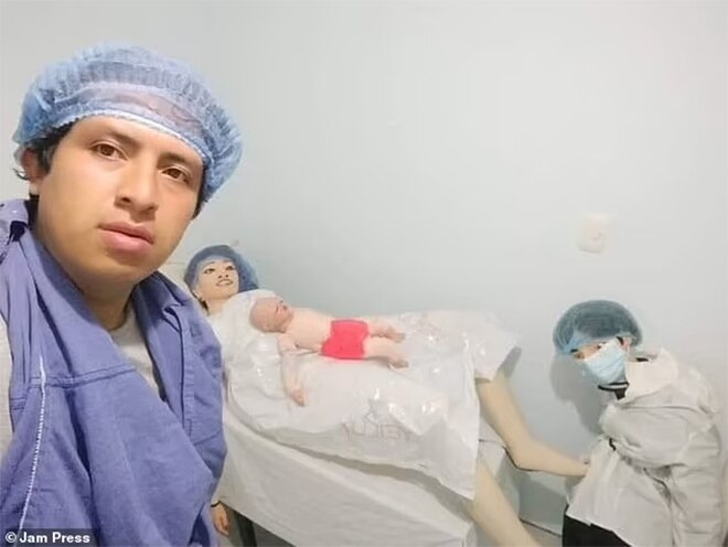 Người đàn ông đính hôn với búp bê, sinh ba con