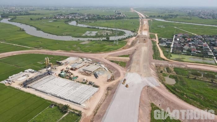 Rộn tiếng máy trên công trường cao tốc Nghi Sơn