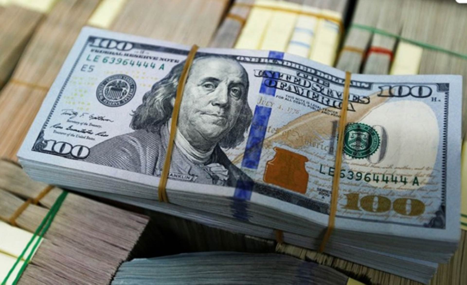 Bản tin tài chính sáng 18/6: Giá vàng, dầu và USD cùng nhau đi lên