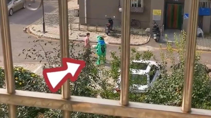Người đàn ông 60 tuổi hoá trang thành ếch xanh gây bất ngờ lãng mạn cho bạn gái
