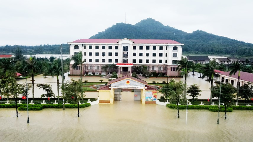 Mưa lớn, nước dâng cao người dân Hà Tĩnh bắt đầu di dời tài sản