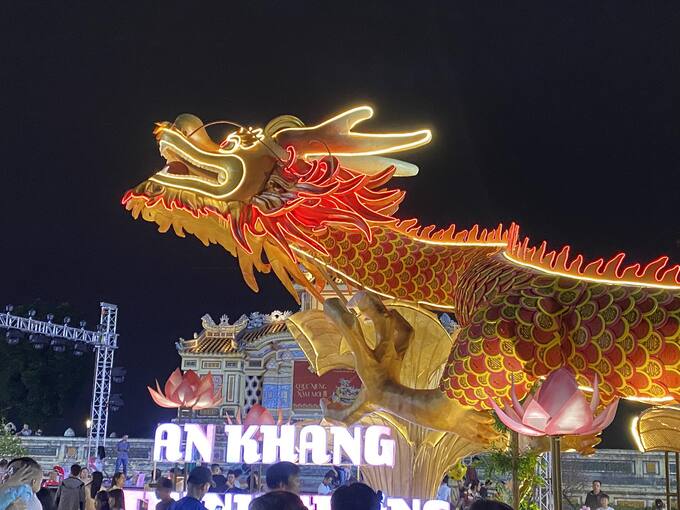 Chen chân ngắm linh vật rồng dài 35 mét
