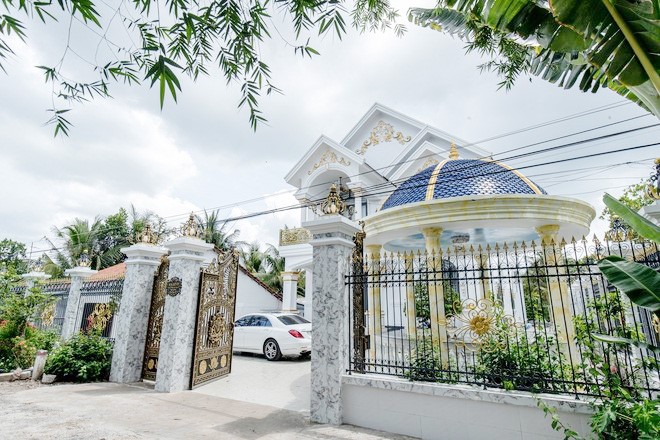 Hoa hậu Việt tặng ba mẹ biệt thự sang trọng, hoành tráng cả 1.000m2