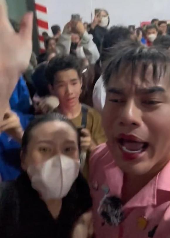 Lê Dương Bảo Lâm hốt hoảng khi bị giật điện thoại khi đi quay hình