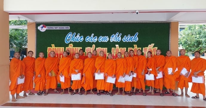 Thí sinh mặc áo cà sa dự thi tốt nghiệp THPT