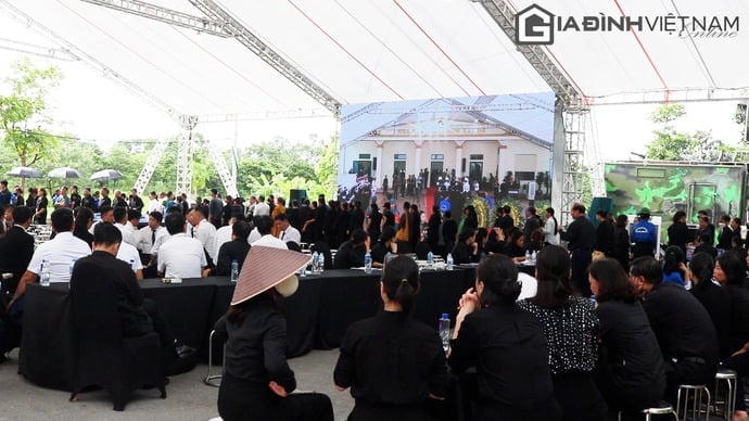 Ấm lòng những chai nước dành tặng người dân đến tiễn đưa Tổng Bí thư Nguyễn Phú Trọng