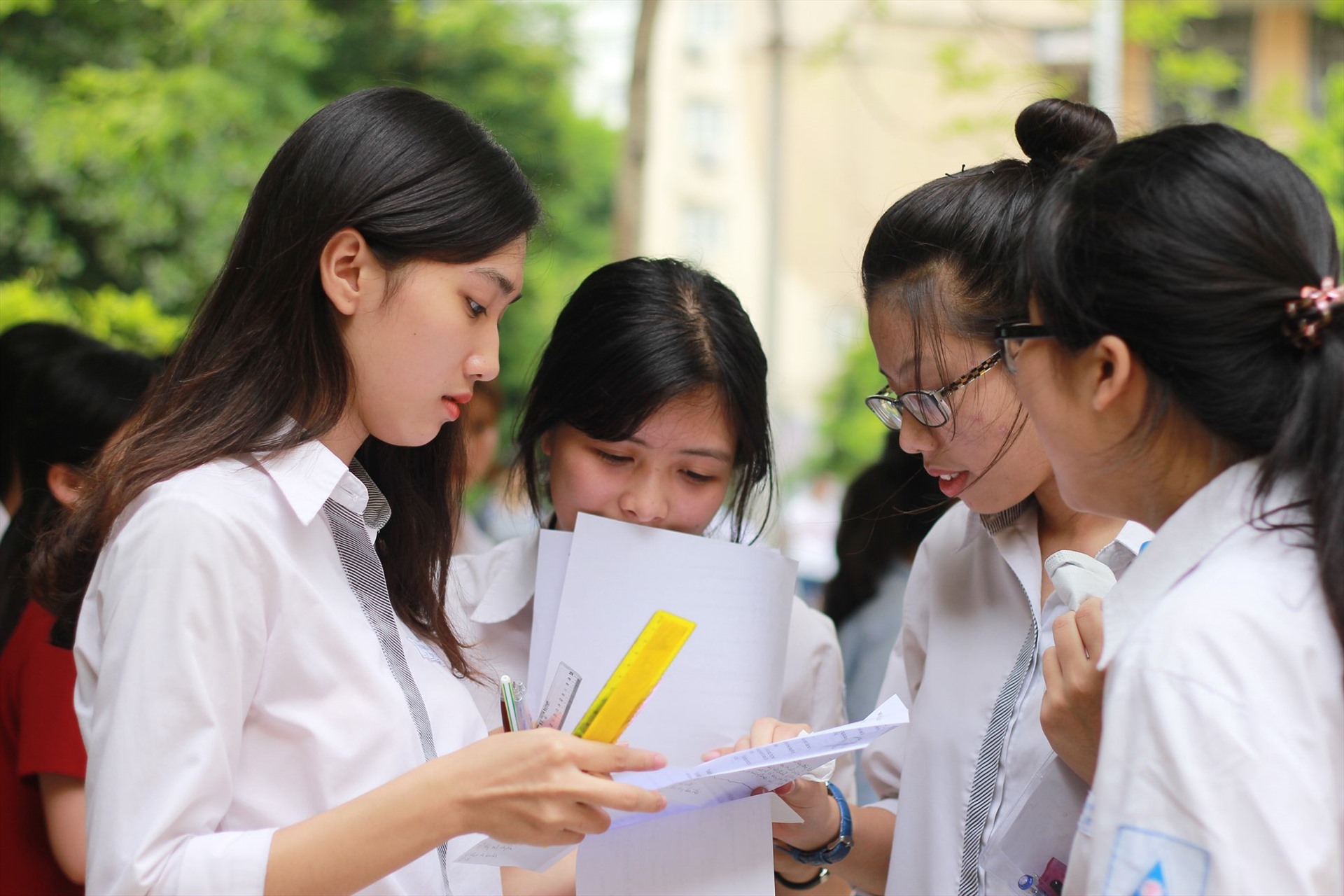 “Cơn mưa” phần thưởng cho con đỗ đại học: Liệu có đáng?
