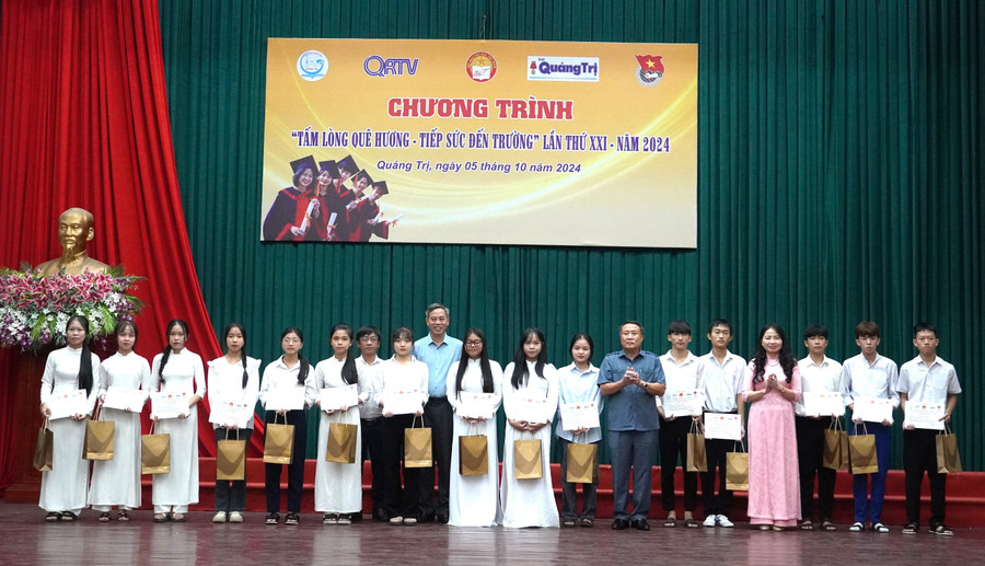 Trao 60 suất học bổng cho học sinh, sinh viên khó khăn ở Quảng Trị