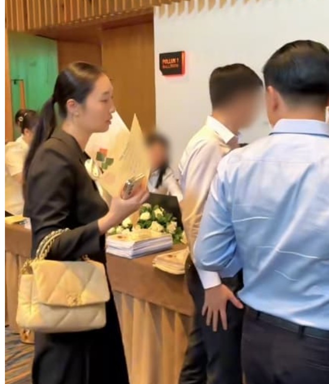Em gái Cường Đô La hiếm hoi xuất hiện tại đại hội cổ đông của công ty, nhanh chóng chiếm spotlight vì ngoại hình